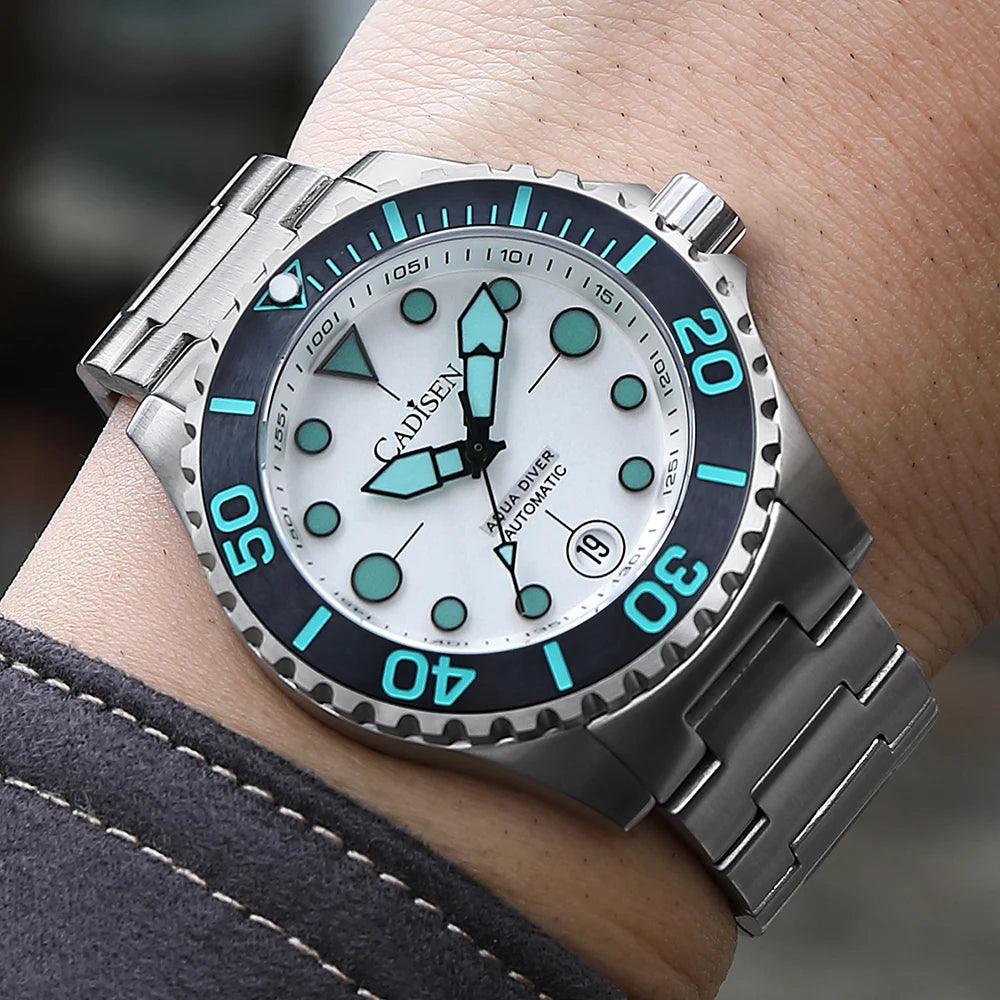 CADISEN C8232M - Automati - Close-up wrist shot
