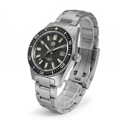 San Martin SN0007G_V4 - Automatic Diver Watch - Black Dial, three quarter view