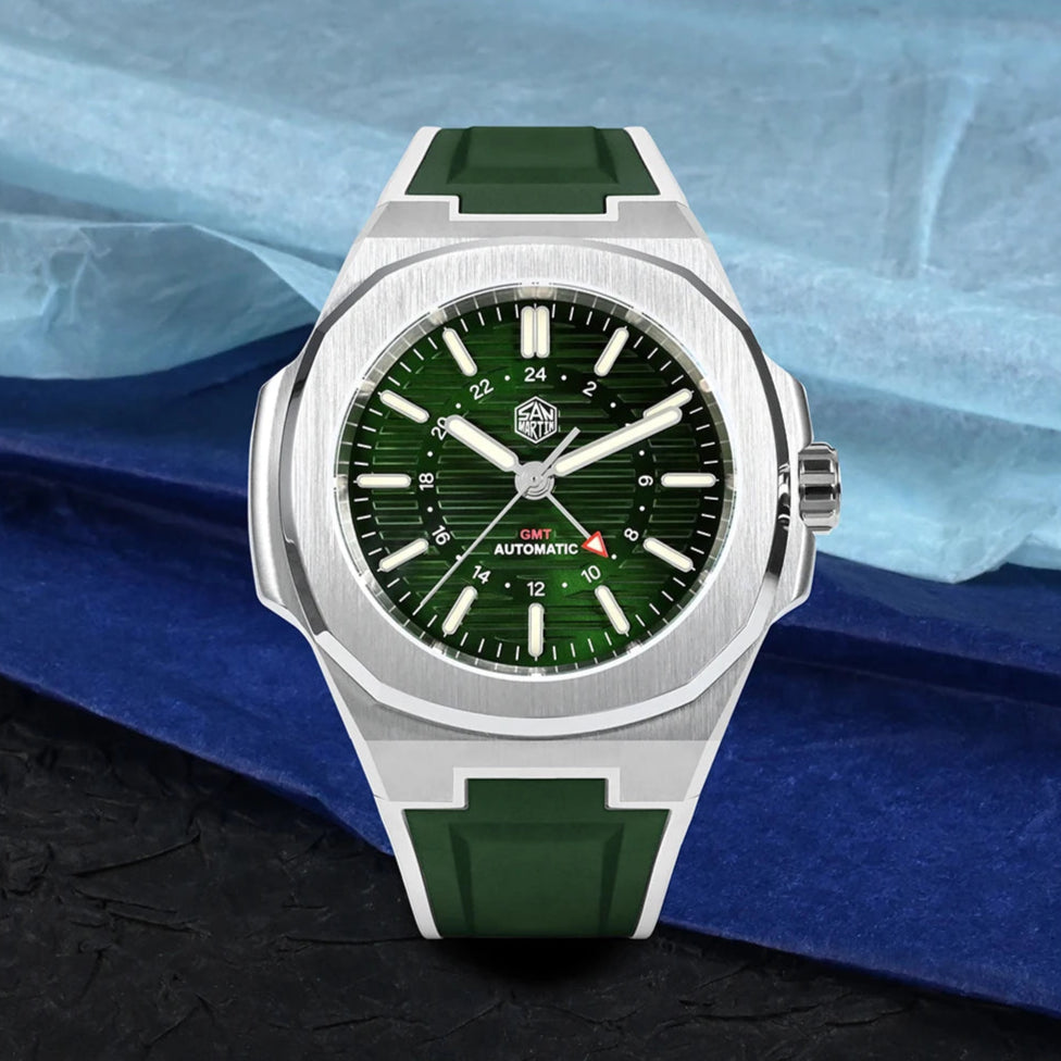 San Martin SN0075-G-C – Men’s Automatic Dive Watch – Green Dial with Rubber Strap Displayed on Blue Fabric Background
