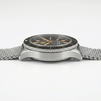 San Martin SN0118G - Silver watch with a black fac, side profile view