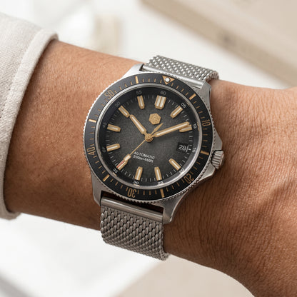 San Martin SN0118G - Wrist wearing a silver watch with a black face