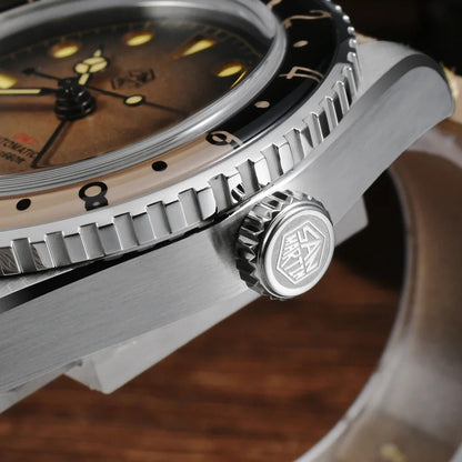 San Martin SN0134 – Men’s GMT Automatic Watch – Stainless-Steel Crown Close-Up with Logo Engraving