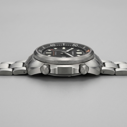 BERNY AM1970M - side profile case crown