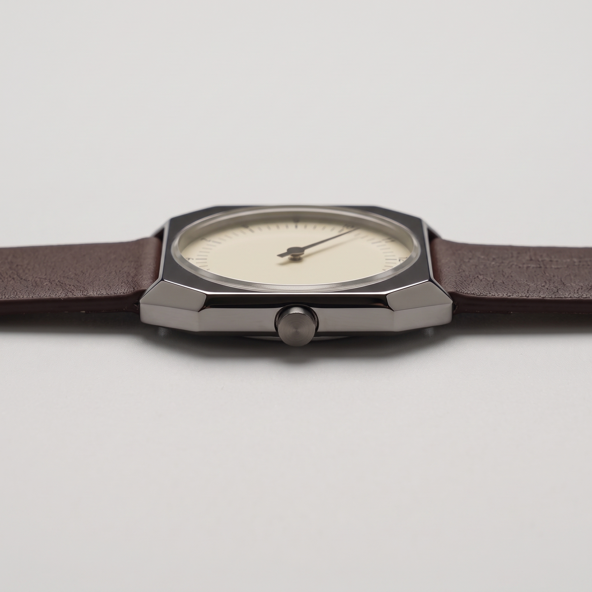 BREITVACHER HJ06 - side profile case crown